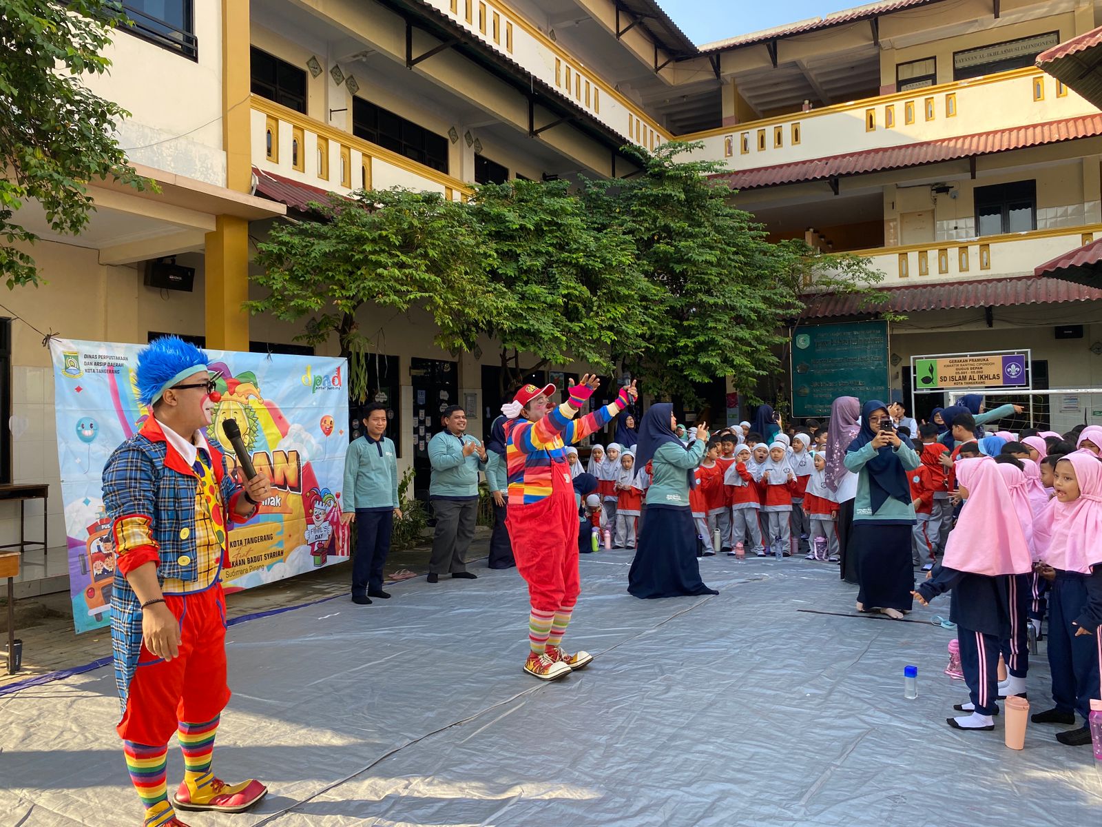 Dunia-Literasi-dan-Penampilan-Badut-Syariah-1