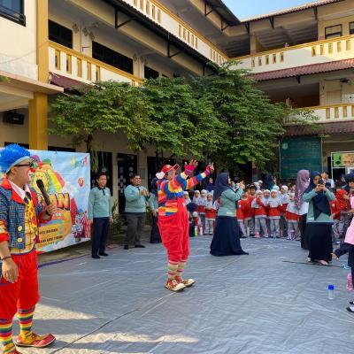 Dunia Literasi Dan Penampilan Badut Syariah 1