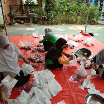 Packing Daging Qurban Untuk Dhuafa
